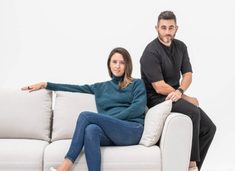 projektanci Yonoh Studio na kanapie